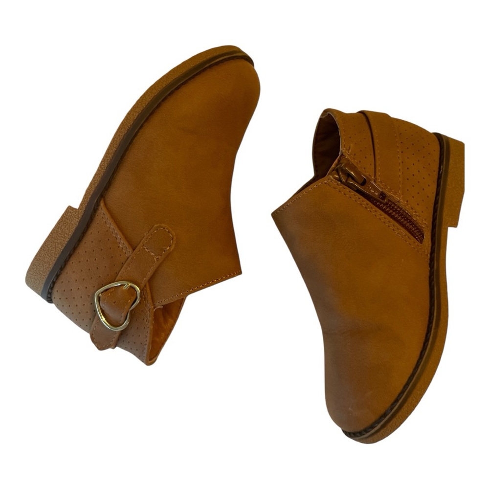 The Children's Place Tan Kids Booties size 8. Inside zipper, heart buckle detail